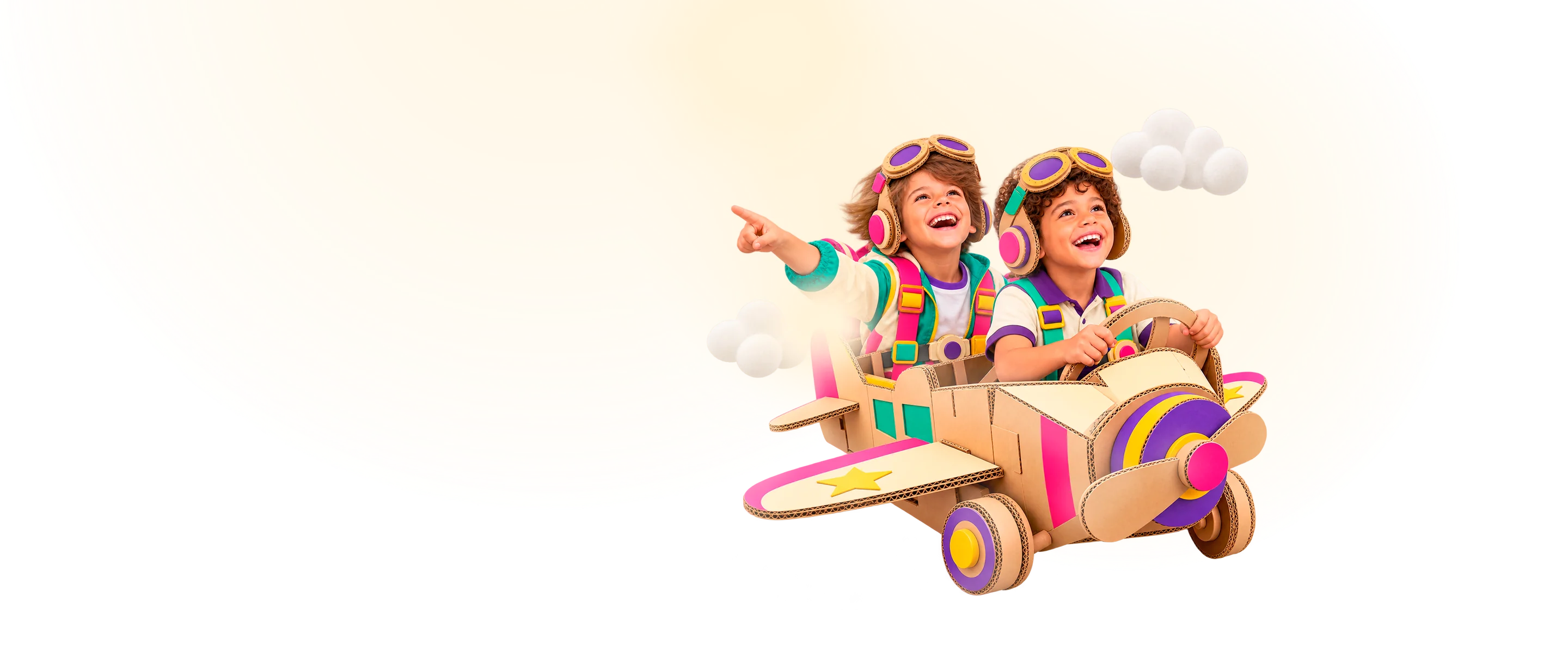 Duas crianças sorrindo num avião de papelão feito por elas