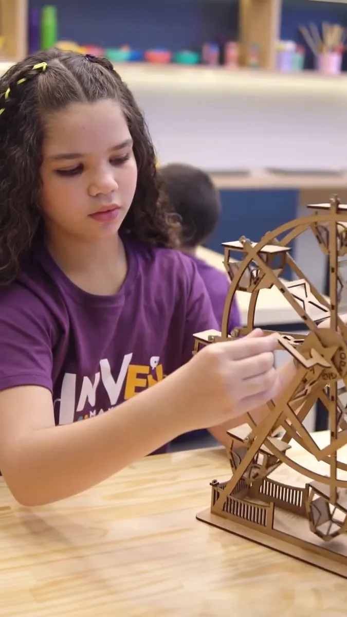 Alunos do 2º e 3º ano em um projeto maker