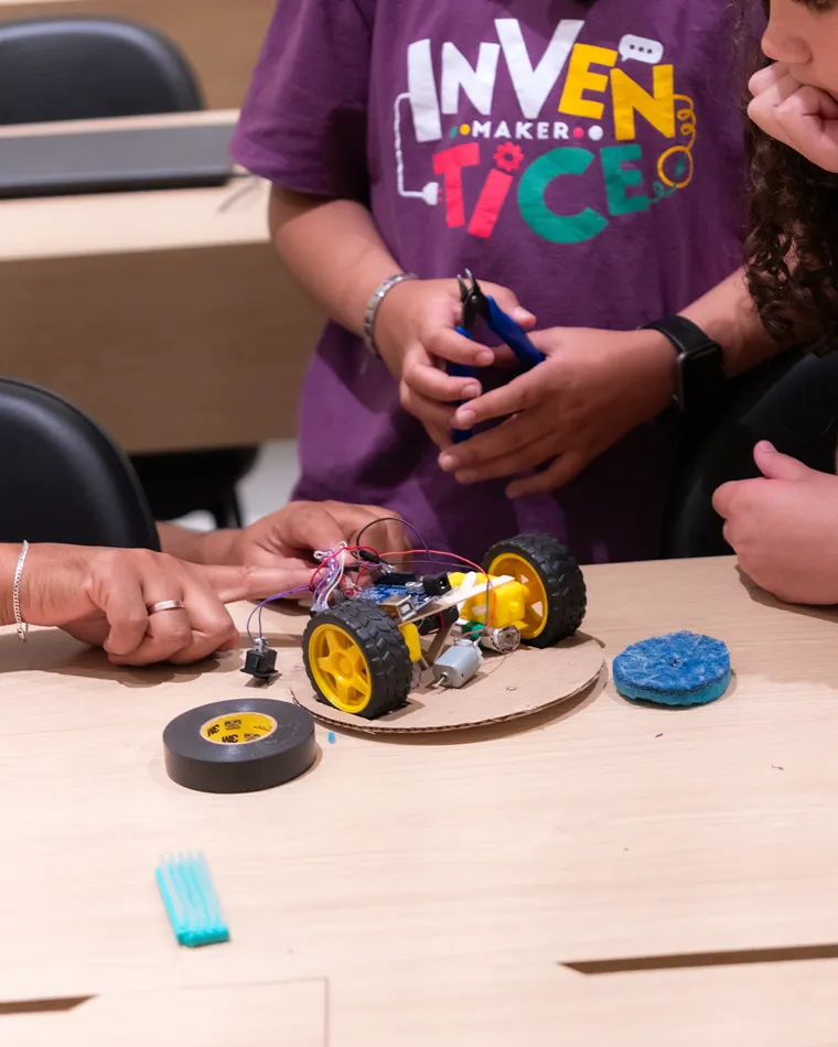 Alunos do 4º e 5º ano em um projeto maker
