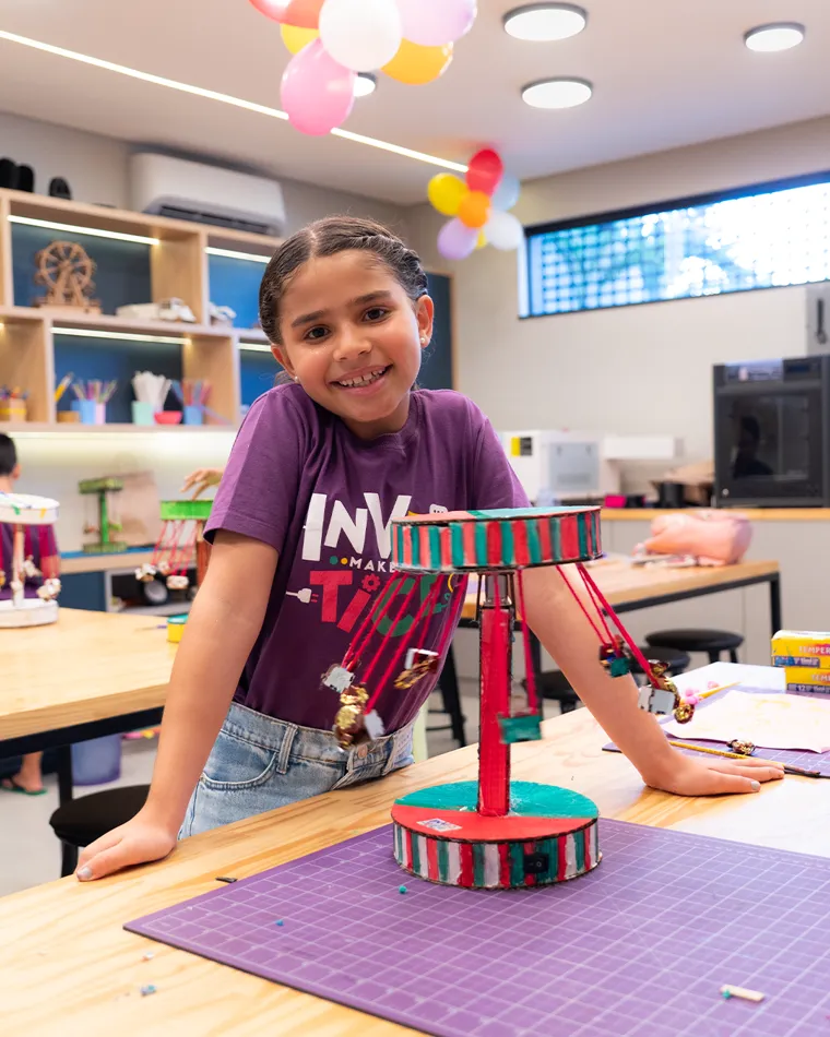 Alunos do 6º e 7º ano em um projeto maker