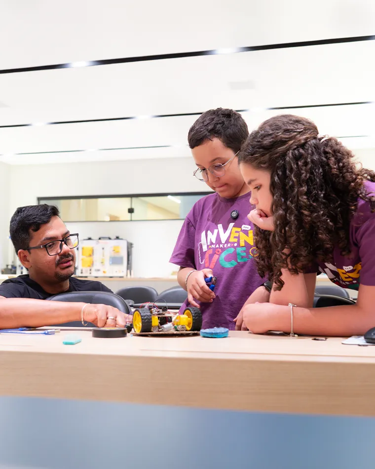 Alunos do 8º e 9º ano em um projeto maker